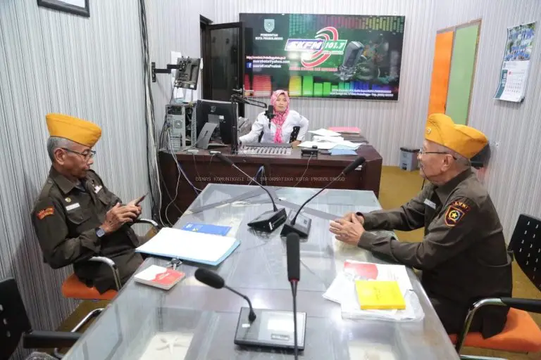 Anggota LVRI sedang melakukan podcast di Radio Suara Kota Probolinggo